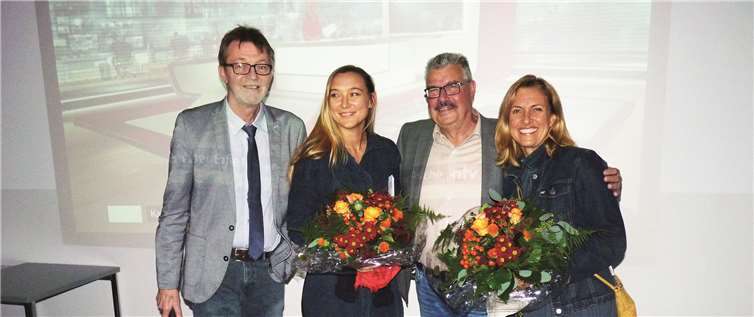 Helmut Koll (li.) und Stadtbürgermeister Hans Peter Ammel begrüßten Gesa Eberl (re.) sowie Marie Lindner mit je einem Blumenstrauß. Fotos: FRE