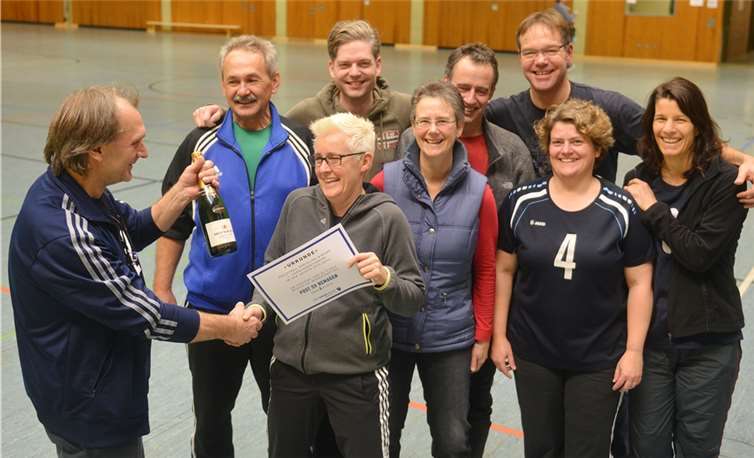 Helmut Kortmann gratuliert dem PSV Remagen zum dritten Platz. AB