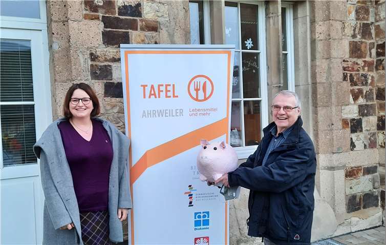 Helmut Krämer bei der Übergabe des gut gefüllten Sparschweins. Foto: privat