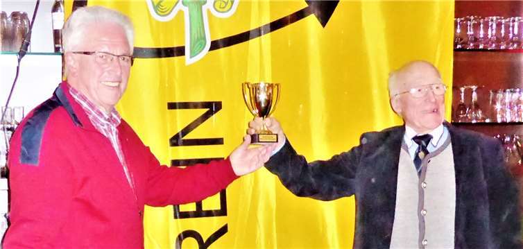 Helmut Krämer (li.) als neuer Wanderkönig erhält vom Vorsitzenden den begehrten Wanderpokal.Foto: privat