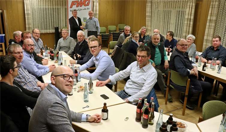 Helmut Lamp (Mitte hinten links) nimmt die Gratulation des Vorsitzenden der FWG Sessenhausen, Christian Windolph (Mitte hinten rechts), zu seiner Wahl als Bürgermeisterkandidat vor den zahlreich erschienen Mitgliedern für die Wahl am 26. April 2020 entgegen. Foto: privat