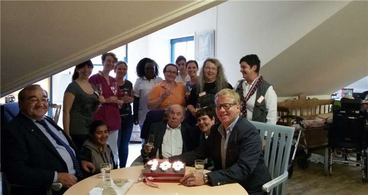 Helmut Lülsdorff feierte mit seinen Gästen seinen 100. Geburtstag. privat