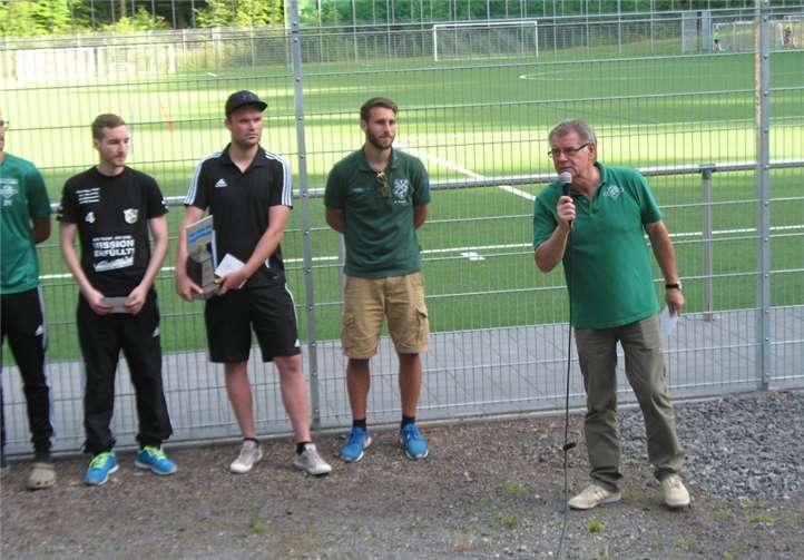 Helmut Lung (r.), Abteilungsleiter Fußball des TuS Fortuna Kottenheim, dankte allen Teilnehmern, Gästen, Helfern und Sponsoren für ihren Einsatz.