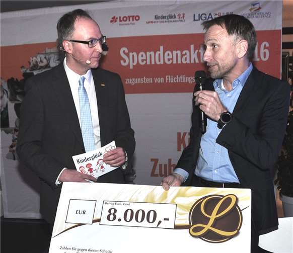 Helmut Moll überreichte einen Scheck der Bäckerei „Die Lohners“.