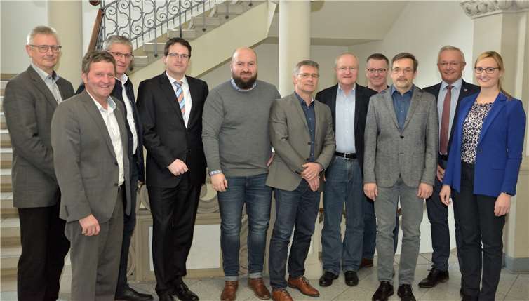 Helmut Neitzert (Agentur für Arbeit Neuwied), Christian zur Hausen (IHK-Vizepräsident), Martin Neudecker (IHK-Regionalgeschäftsführer), Harald Schmillen (Wirtschaftsförderung im Landkreis Neuwied), Alexander Baier (Handwerkskammer Koblenz), Ulrich Debus (Agentur für Arbeit Neuwied), Manfred Plag (Jobcenter Neuwied), Michael Kretzer (Jobcenter Neuwied), Holger Trende (Stadtverwaltung Neuwied), Achim Hallerbach (Landrat) und Kristina Kutting (IHK-Regionalberaterin). Das Foto entstand vor den „kontaktreduzierenden Maßnahmen“ im Rahmen der Corona-Krise. Foto: Kreisverwaltung Neuwied