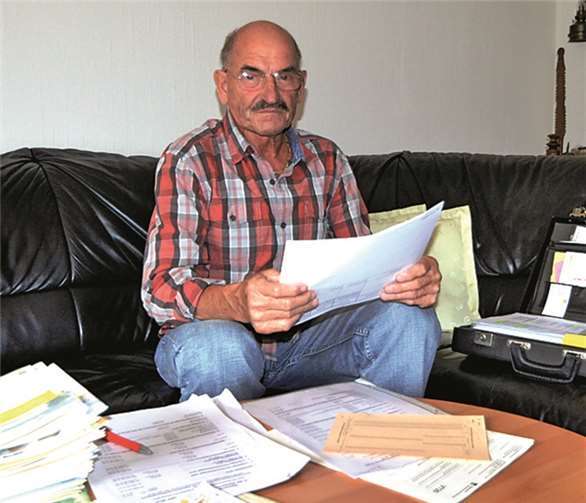 Helmut Niedzwetzki ist einer der nur zwei Versicherungsältesten im Kreis Ahrweiler. Auf seinem Tisch häufen sich die Formulare. WM