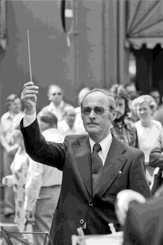 Helmut Nolinski, damaliger Dirigent des Stadtorchesters, würde in diesem Jahr 100 Jahre alt.