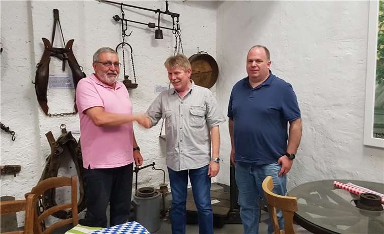 Helmut Pauly (links) gratuliert gemeinsam mit Michael Menzen (rechts) Dieter Jakobs (Mitte).Foto: privat