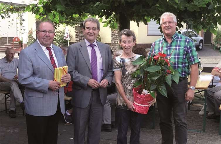 Helmut Peters (li.) freute sich im Beisein seiner Gattin Gertrud, Bürgermeister Helmut Probst und Ortsbürgermeister Dietmar Schausten über seine hohe Auszeichnung. privat