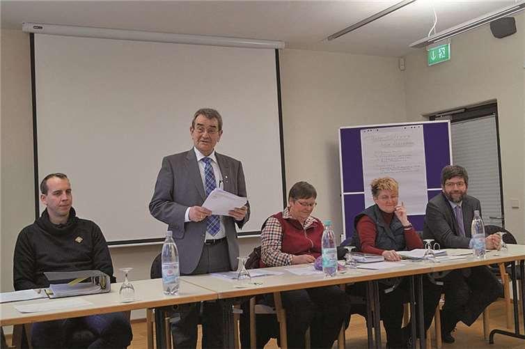 Helmut Probst begrüßte mit Experten die zahlreichen Zuhörer, die sich für das geplante Willkommens-Netzwerk für Flüchtlinge interessieren.MT