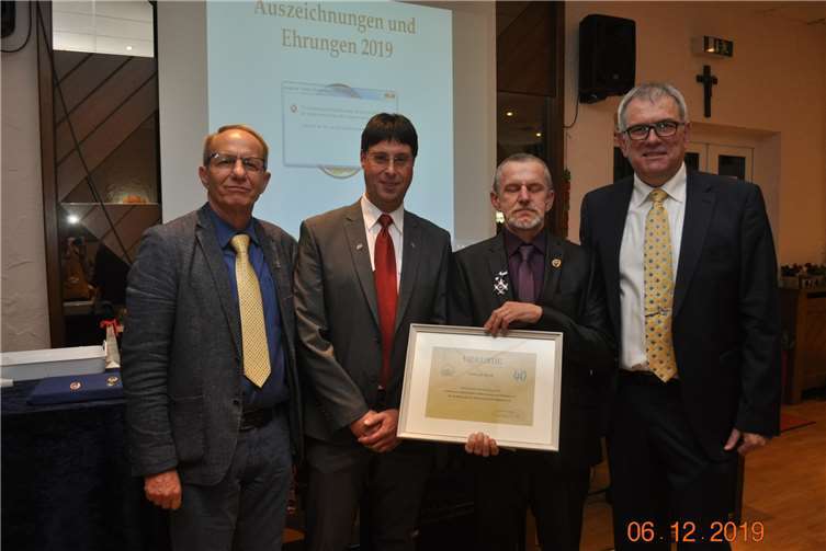 Helmut Proft wurde für vierzig Jahre Musikausübung die Ehrennadel und Urkunde geehrt.