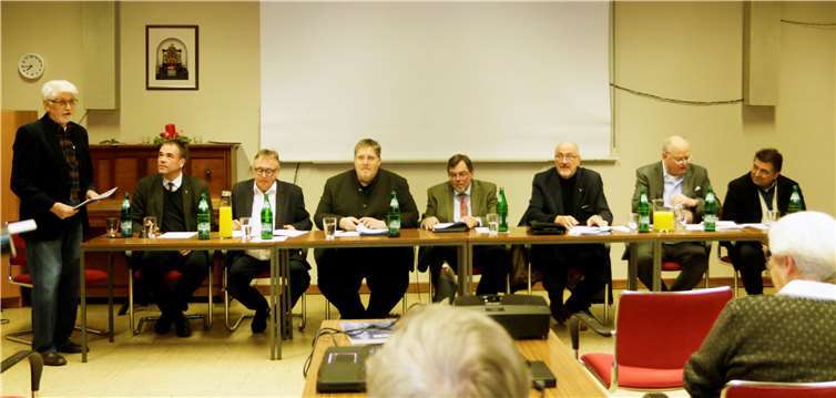 Helmut Reuter Vorsitzender des Verkehrsvereins begrüßte die Podiumsteilnehmer.Foto: SES