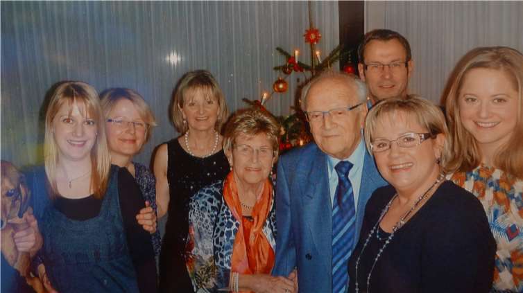 Helmut Schmitt mit seiner Frau Lilo im Kreis seiner Familie. privat