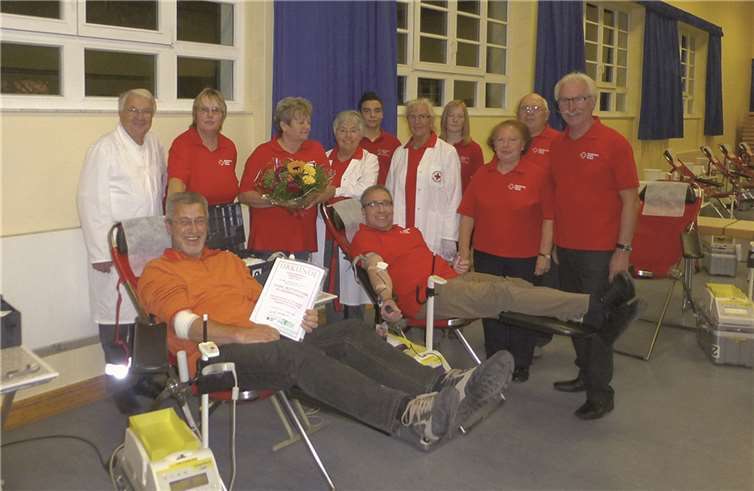 Helmut Schopp, Christel Bell und Klaus Schneider mit den „Jubiläumshelfern.“privat