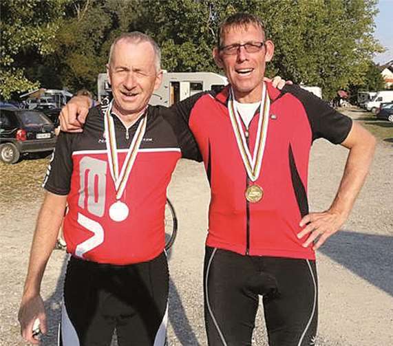 Helmut Schumacher und Alfred Kantreiter waren zurecht stolz nach Beendigung des Radmarathons am Bodensee.