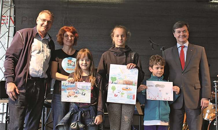 Helmut Schwarz von "Blick aktuell", Dieter Franke von der AKNZ und Pressesprecherin Ursula Fuchs fiel die Auswahl der Gewinnerbilder aus allen eingereichten Kunstwerken schwer. RERE