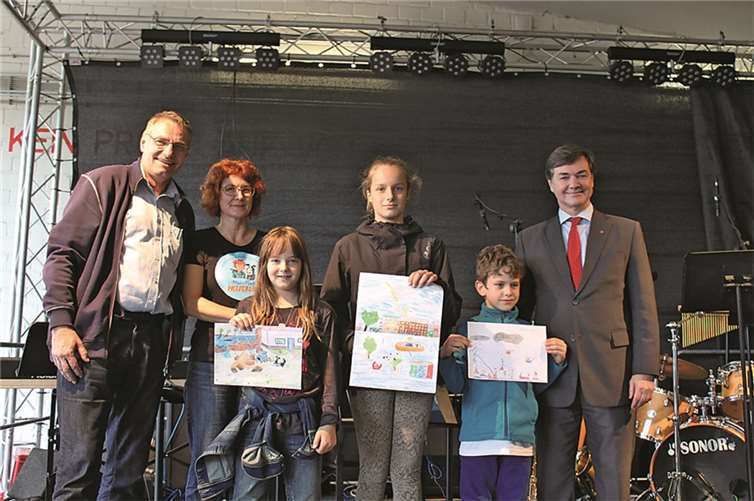 Helmut Schwarz von "Blick aktuell", Dieter Franke von der AKNZ und Pressesprecherin Ursula Fuchs fiel die Auswahl der Gewinnerbilder aus allen eingereichten Kunstwerken schwer. RERE