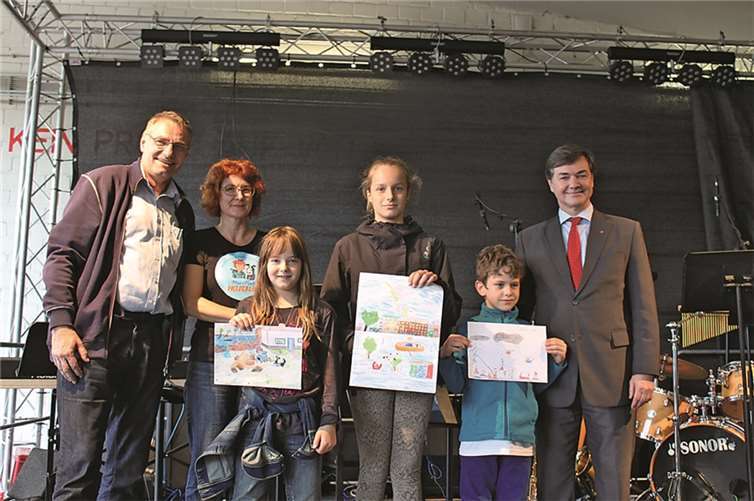 Helmut Schwarz von "Blick aktuell", Dieter Franke von der AKNZ und Pressesprecherin Ursula Fuchs fiel die Auswahl der Gewinnerbilder aus allen eingereichten Kunstwerken schwer. RERE
