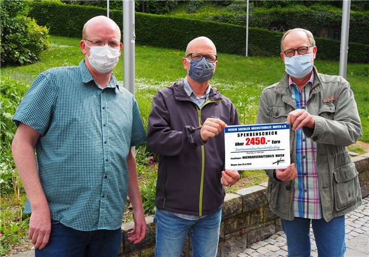 Helmut Sondermann, Verein sozialer Nächstenhilfe (rechts) überreicht Spende an Dirk Meid (mitte) und Franz Käs (links), Nachbarschaftshilfe Mayen. Es fehlt Sarah Sondermann. Foto: privat