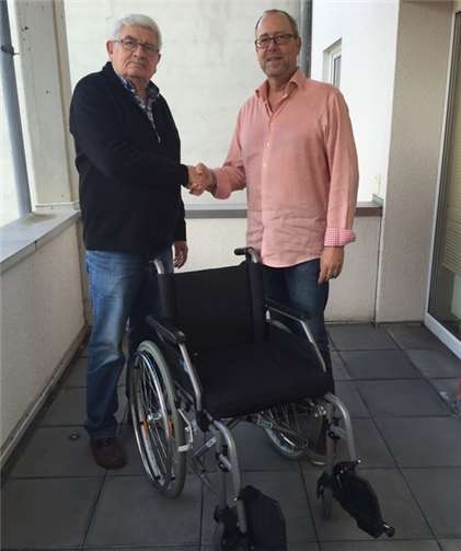 Helmut Sondermann, der 1. Vorsitzende des Vereins sozialer Nächstenhilfe, konnte erfreut einen nagelneuen Rollstuhl aus den Händen von Gerd Bellinghausen in Empfang nehmen.privat