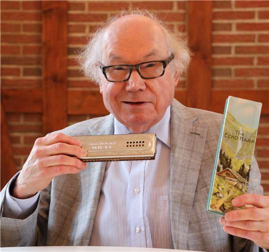 Helmut Weber mit einer Mundharmonika Foto: Kulturzentrum „Zweite Heimat“