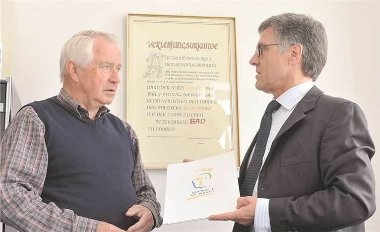 Helmut Weber (v.li.) erhält die Resolution von BM Wolfgang Kroeger, die er zusammen mit den von ihm initiierten Unterschriftenlisten in Mainz überreichen will. -RÜ-