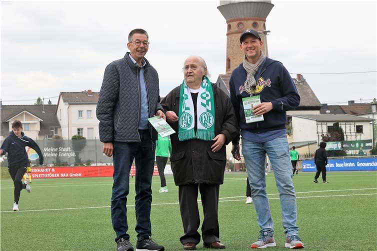 Helmut Zimmer mit dem FVE-Vorsitzenden Martin Hahn (li.) und FVE-Geschäftsführer Patrick Twardy (re.). Quelle: FV Engers