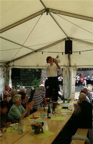 Helmut Zimmer war immer für beste Stimmungsmomente wie hier auf der Weinkirmes Oberfell zu haben.Fotos: privat