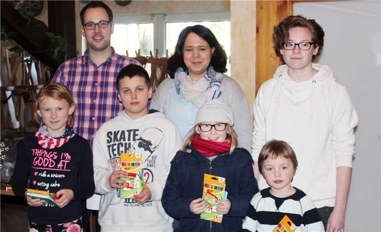 Hendrik Beer und Kathrin Merzenich mit den derSiegermannschaft des Spieleturniers.