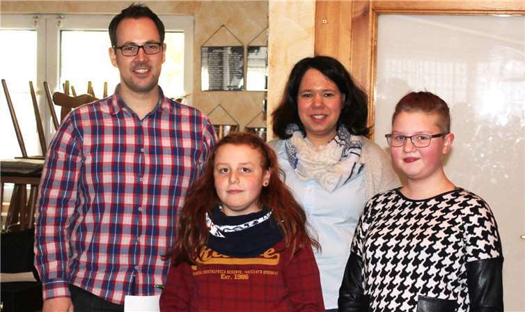 Hendrik Beer und Kathrin Merzenich mit den Siegern des Glücksschießens.