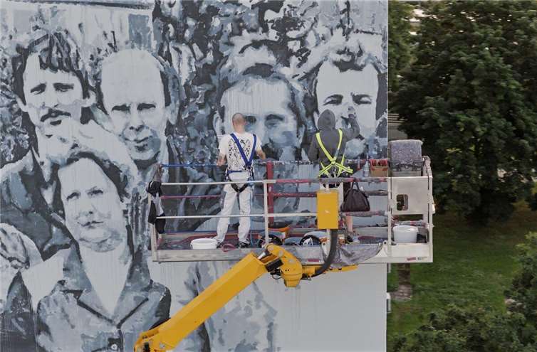 Street-Art-Projekt bringt neue Farbe an Koblenzer Brücke Hendrik Beikirch (rechts) und Elia Horbert (links) arbeiten gemeinsam am Wandbild „Future is Past“ in Chemnitz. Foto: Red Tower Films