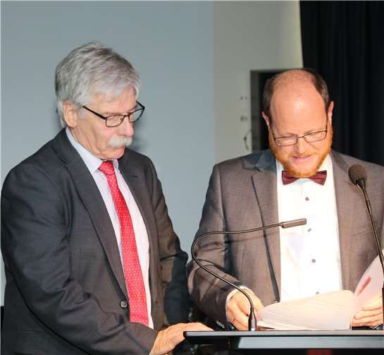 Hendrik Immel von der Aufsichts- und Dienstleistungsdirektion Koblenz mit dem neuen Schulleiter Johannes Arnold. Fotos: GM