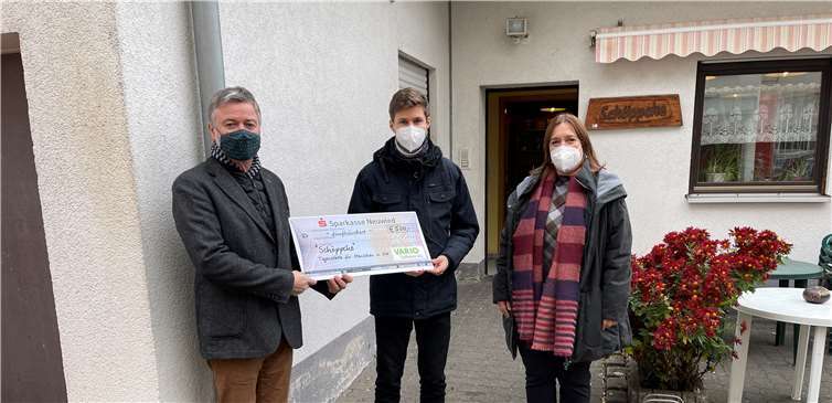 Hendrik Schneider, Prokurist der VARIO AG (Mitte) überreichte einen Scheck an die Vertreter der Caritas Neuwied. Foto: Vario AG