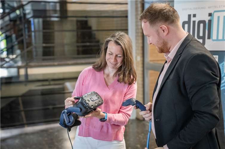 Hendrik Solscheid weist Landrätin Cornelia Weigand in die Nutzung der VR-Brille ein. Foto: Bernhard Risse / Kreisverwaltung Ahrweiler