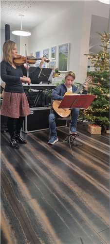 Hendrike Steinebach und Michel musizierten für die Gäste. Foto: privat