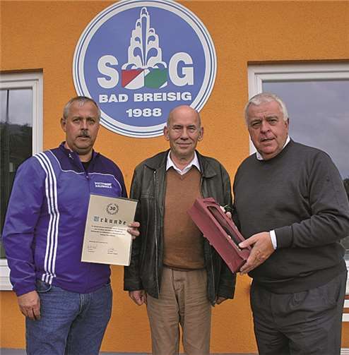 Henniges wurde durch den Vereinsvorsitzenden Guido Ernst (MdL) sowie den Abteilungsleiter Fußball der SG Bad Breisig, Michael Lüdtke geehrt.  privat