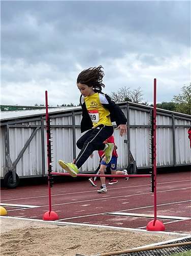 Henning Bieler beim Hoch-Weitsprung.