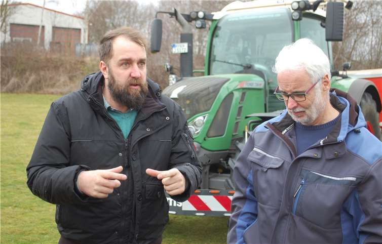 Henning Carstensen (links), der Vorsitzende des Vereins Landwirtschaftliche Fachbildung Mayen-Koblenz, im Austausch mit Peter Zilles, Berater des Dienstleistungszentrums Ländlicher Raum Westerwald-Osteifel.