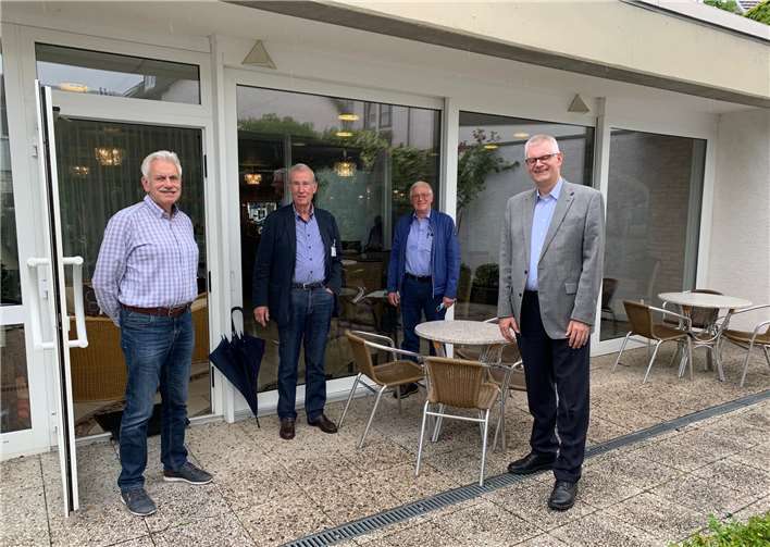 Henning Horn, 1. Vors., Dr. Vollert, Pressesprecher, Karl Franz Steiger, Mitglied des Vorstandes trafen sich mit Ludger Banken (v.l.n.r.). Foto: privat