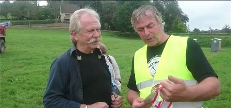 Henning Krautmacher (l.) freute sich über den AHRlaaf-Orden, der ihm von Azubi Wilhelm Hartmann überreicht wurde. Foto: P. Mauel