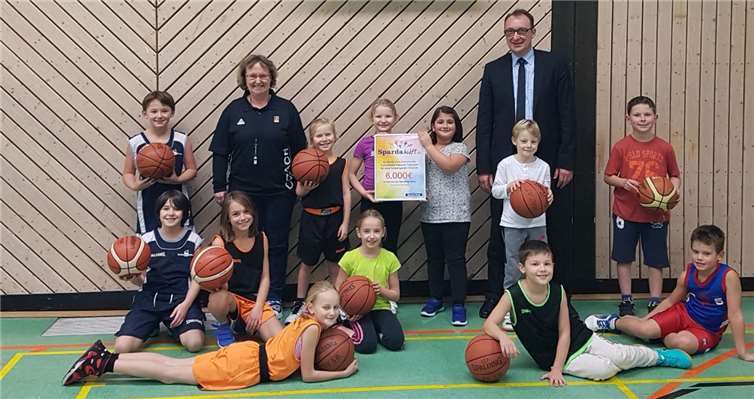 Henning Oster, Filialleiter der Sparda-Bank, überreichte den Kindern des BBC die Urkunde. privat