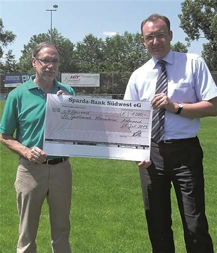 Henning Oster, Leiter der Andernacher Filiale der Sparda Bank Südwest, überreicht an die Sportfreunde Miesenheim, vertreten durch den 1. Vorsitzenden, einen Scheck in Höhe von 1.000 Euro, um die Umbauten der Sportstätte zu unterstützen. privat