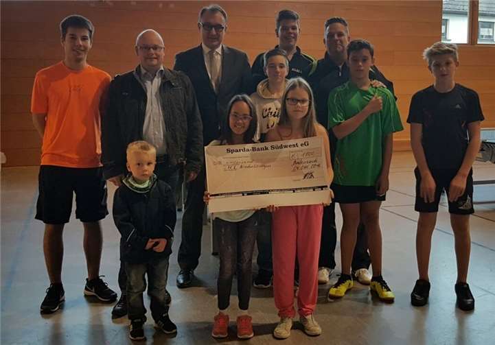 Henning Oster (SpardaBank, hinten Mitte) überreichte den Scheck an die neuen Jugendspieler des FCL Niederlützingen sowie die Vereinsvertreter Michael Adams, Yannik Heuser und Abteilungsleiter Markus Schneider.privat