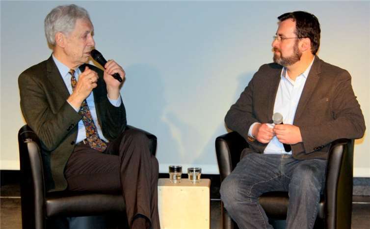 Henning Scherf auf dem Podium im Gespräch mit dem Moderator der Diskussionsrunde, dem zweiten. Stellvertretenden Schulleiter Marco Müller. Privat