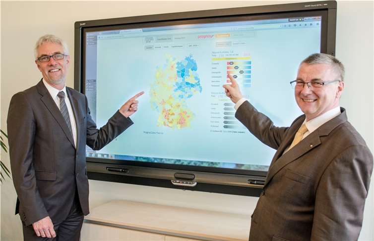 Henning Schröder (l.), Geschäftsführer der WFG, und Landrat Dr. Alexander Saftig freuen sich darüber, dass der Landkreis Mayen-Koblenz auch in der Studie der Prognos AG ganz weit vorne gelandet ist. Wie zuvor bei Focus Money, wird Mayen-Koblenz eine exzellente Entwicklung bescheinigt. Besonders erfreulich für beide, dass die jüngsten Arbeitslosenzahlen wieder einmal stark gesunken sind.