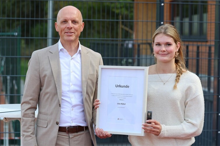 Henning Schwarting vom Rheinland-Pfälzischen Ministerium für Kommunen, Bau, Wohnen und Kultur ehrte Lina Näkel
