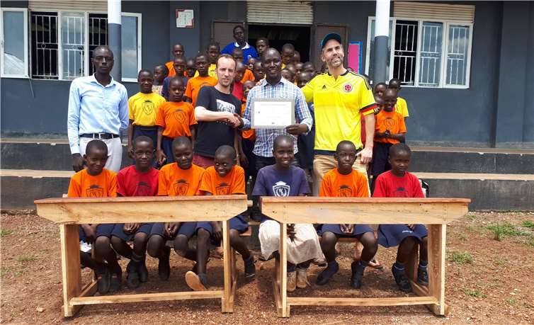 Henning Wahlen, Tony Wanyoike und Jens Hirschfeld (v.l.n.r.) mit den gesponserten Schulbänken vor der neuen Schule. Fotos: Hopeline Germany e. V.