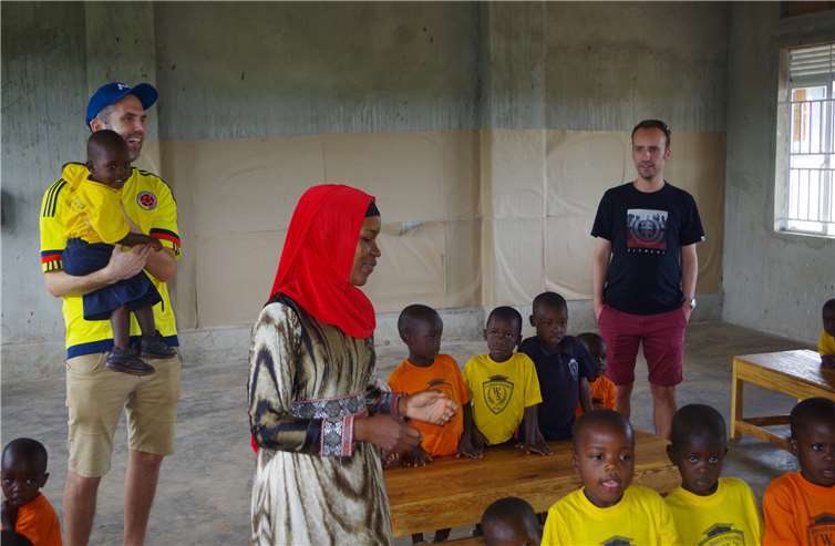 Henning Wahlen besucht im Februar 2021 die Wellshine Junior School. Fotos: Hopeline Germany e.V.