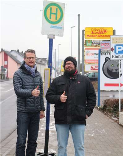 Henning Wirges (links) und Florian Garzombke (rechts) sind dankbar, dass die Bushaltestelle so schnell eingerichtet wurde. Privat