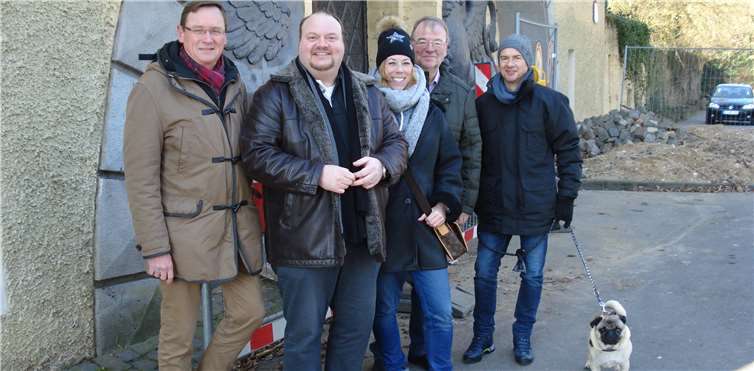 Henning Wulf, Thorsten Schneider, Michaela Oster, Walter Schneider und Rudi Oster (v. li. n. re.) vor dem Löwentor. privat